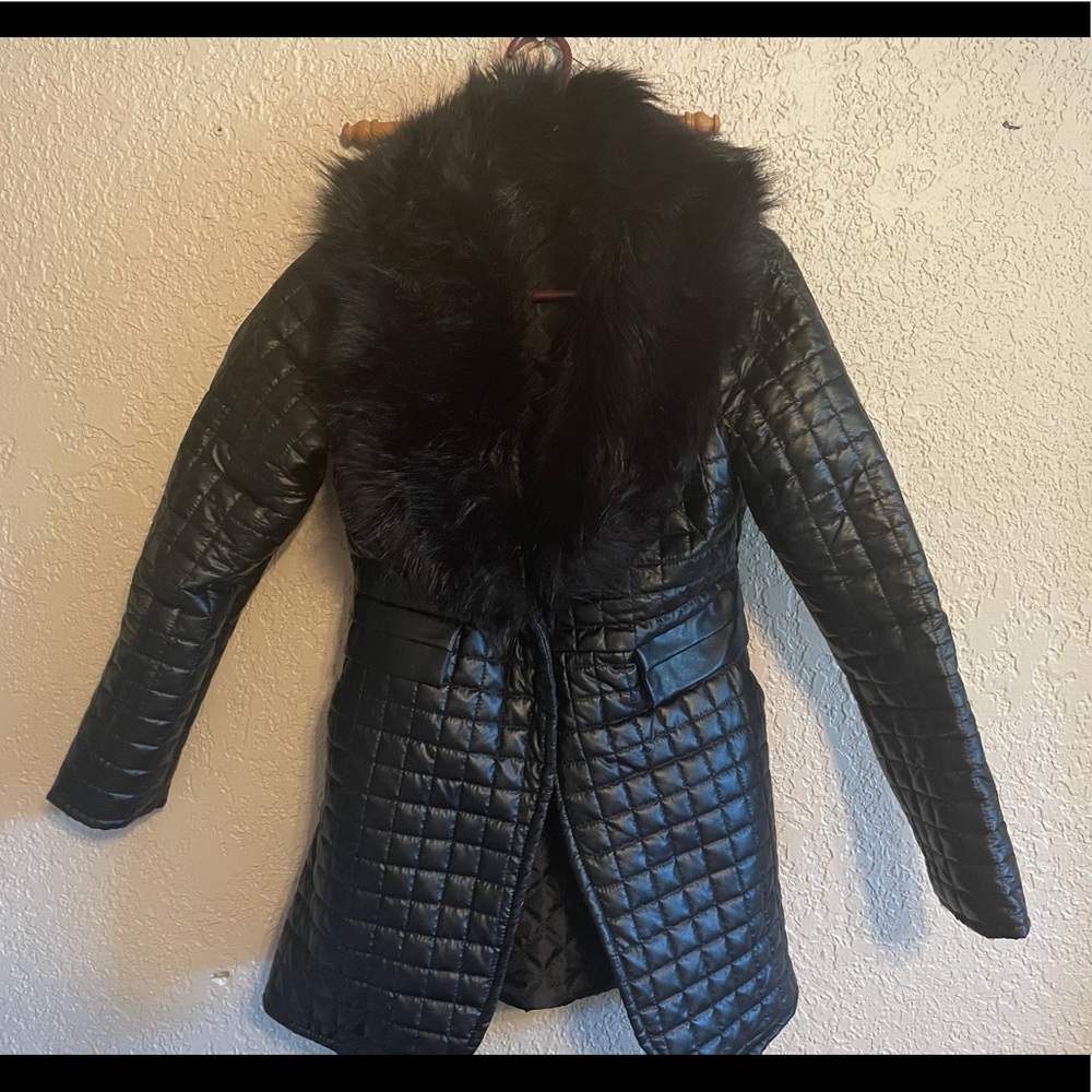 Quilted black jacket with faux fur collar